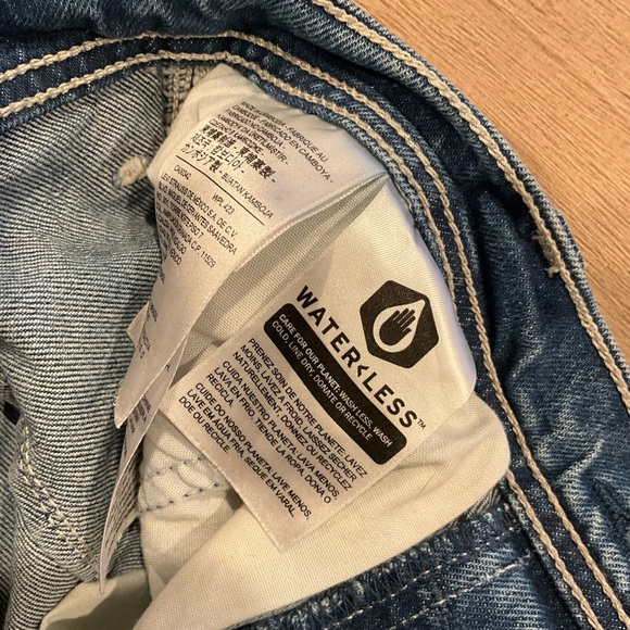 Levi’s Buttonfly Ribcage Straight Jean Shorts - Size 26 - Picture 3 of 5